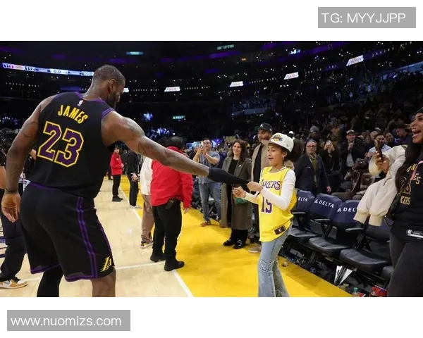 詹姆斯与足球明星亲密互动视频曝光引发球迷热议与关注